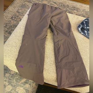 Women’s North Face ski/snowboard pants.